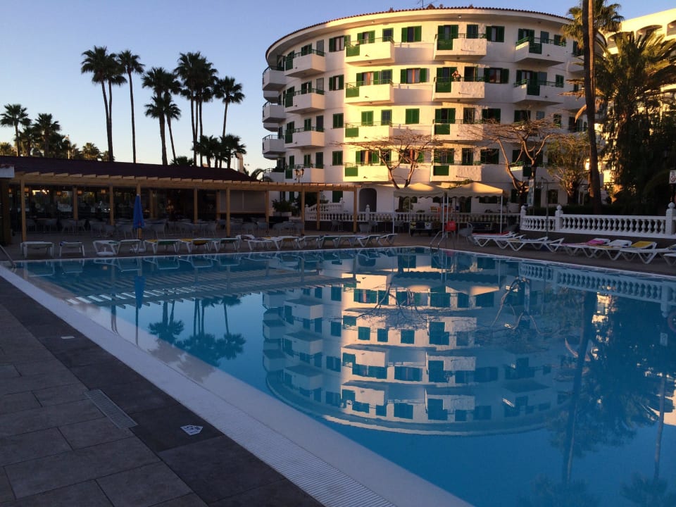 Morgends um 7 Uhr alle liegen belegt durch Handtüc Servatur Playa Bonita