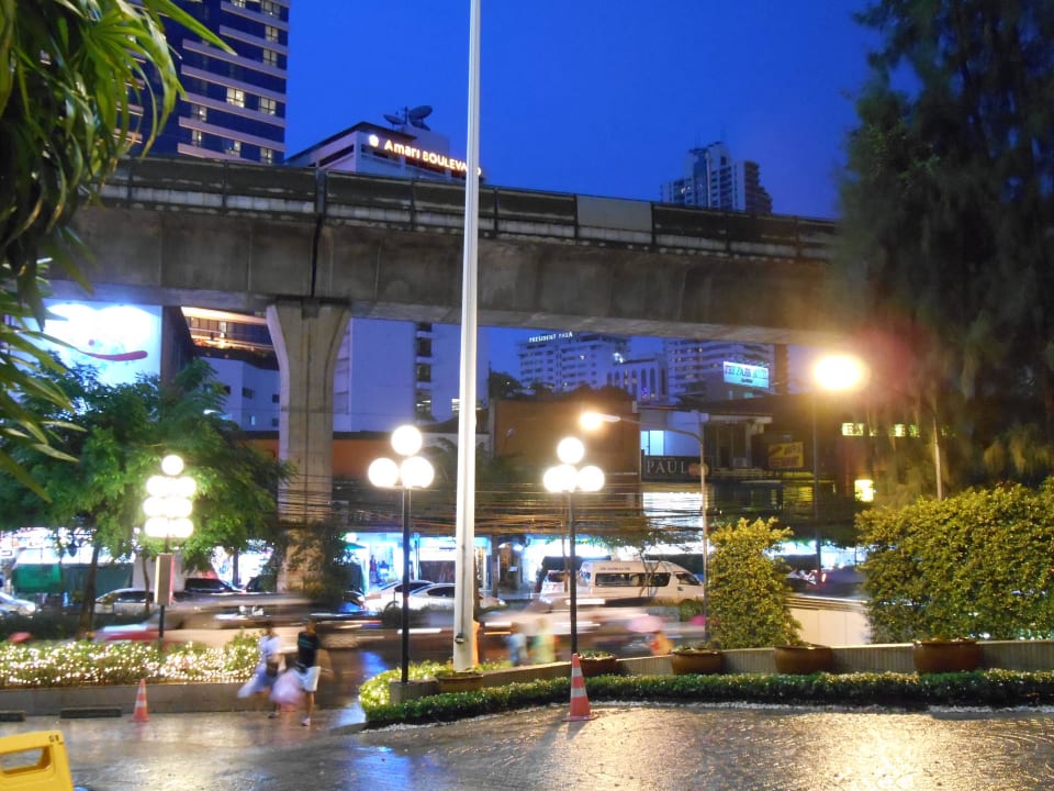 Skytrain und Sukhumvitoad direkt am Hotel The Landmark Bangkok