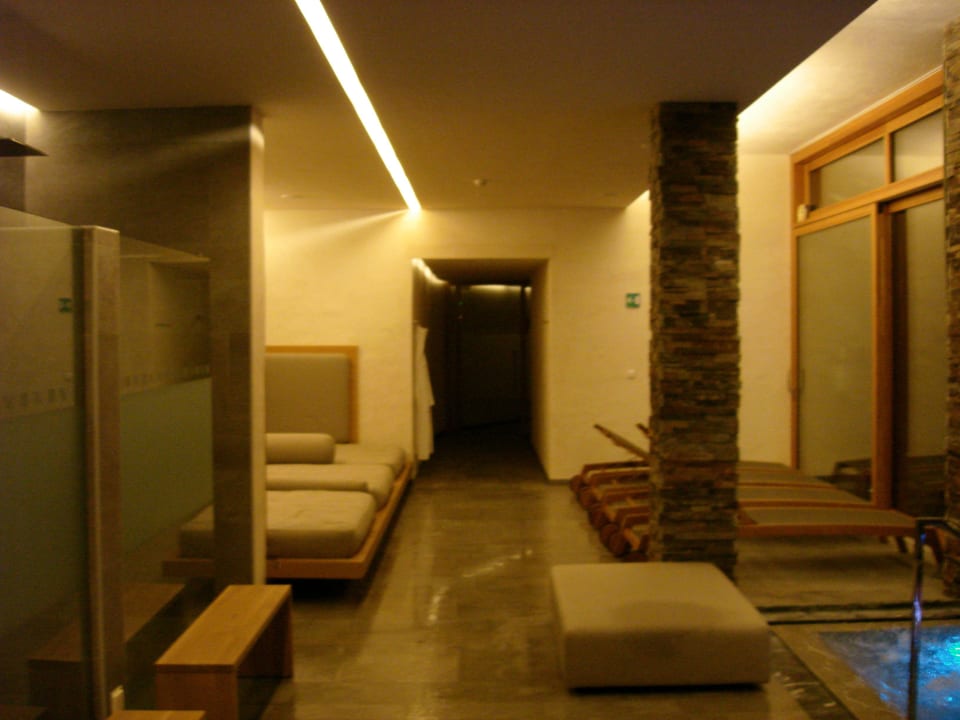 Poolbereich innen, geradeaus gehts zu den Saunen Valentinerhof vita vital hotel