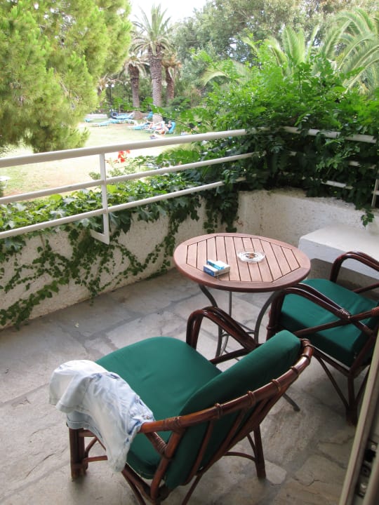 Blick vom Balkon auf eine Liegewiese Apollonia Beach Resort & Spa