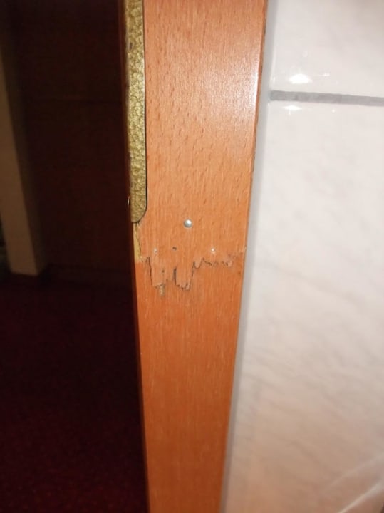 Kaputter Türrahmen Hotel Hennies