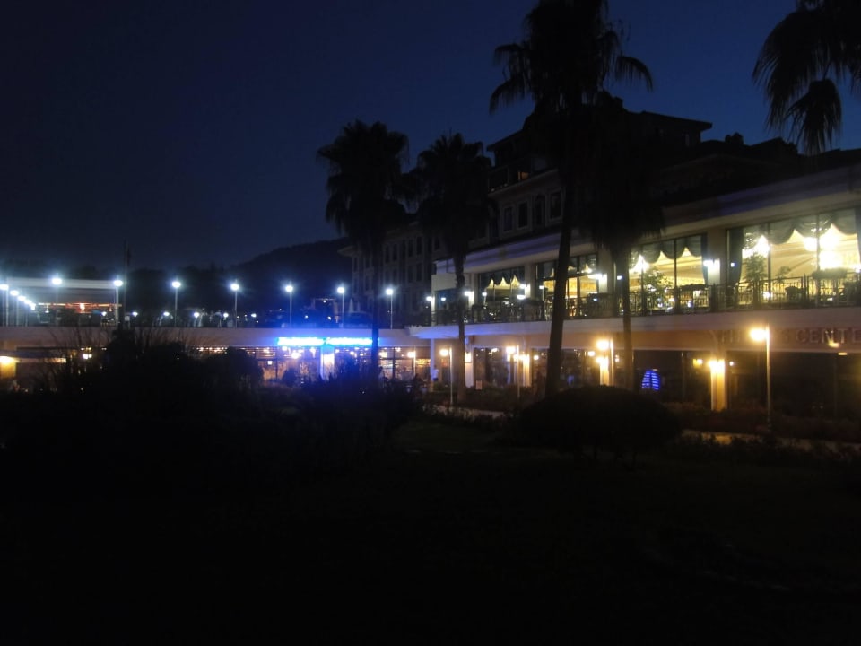 Ogórd wieczorem z częścią hotelu Club Hotel Phaselis Rose