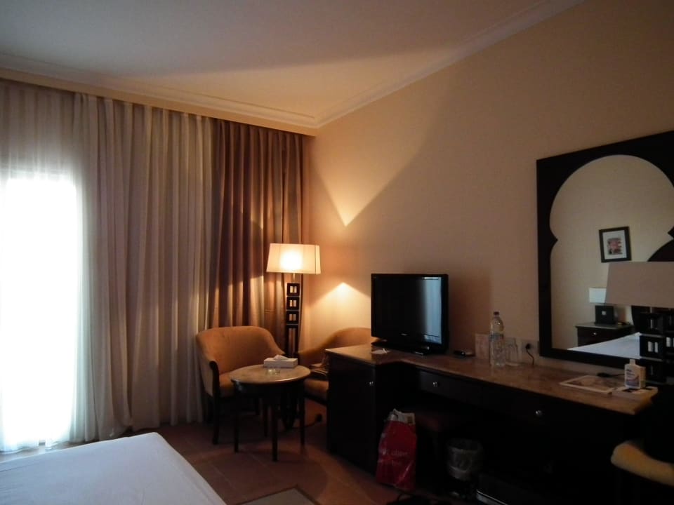Genügend Ablagefläche und guter TV Stella Beach Resort & Spa Makadi Bay