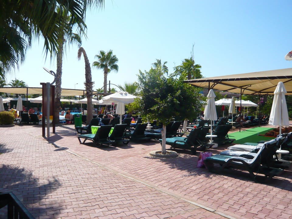 Liegen vor dem Fitnessstudio Hane Family Resort