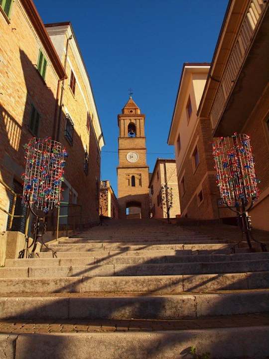 La scalinata del borgo Hotel Mons Major Relais