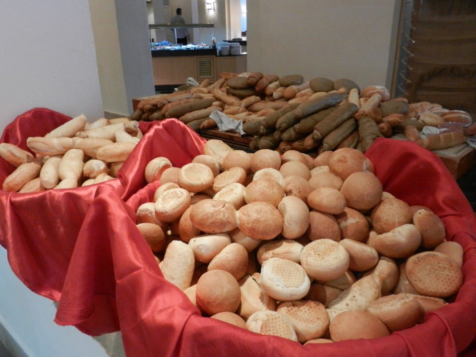 Reichlich Auswahl an Brot... Calimera Yati Beach