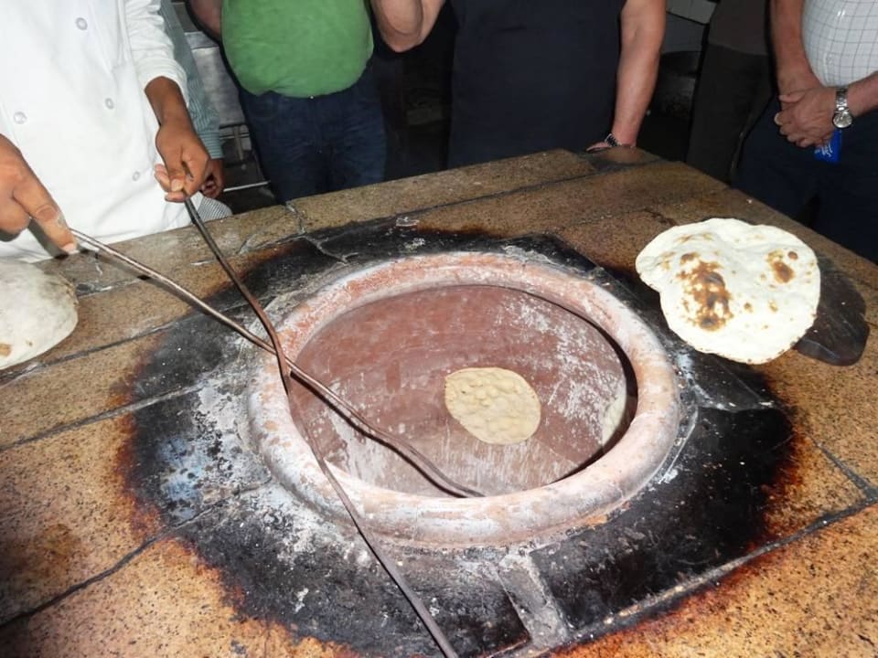 Ein Tandoori-Ofen in der Hotel-Küche Hotel Coorg International