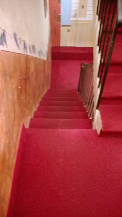 Dreckige Teppiche im Treppenhaus Villa la Tour