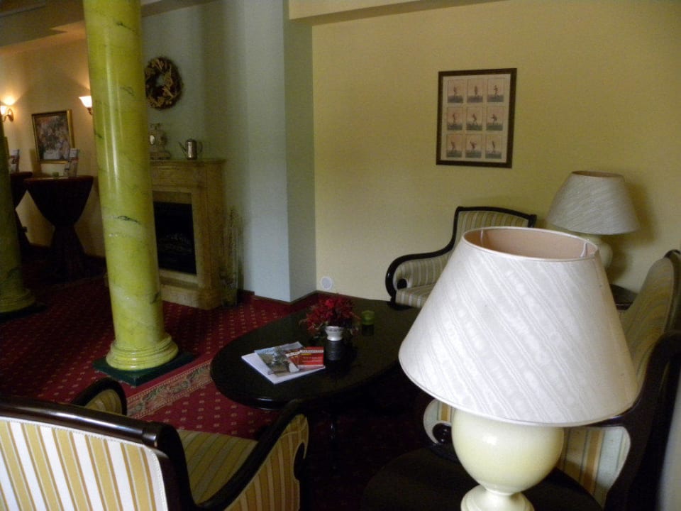 Sitzgelegenheit an der Rezeption Schloßhotel Schkopau