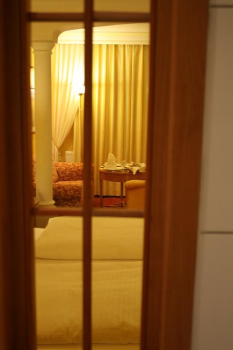 Blick vom Bad ins Zimmer (Fenster in der Wand) Waldhof Fuschlsee Resort