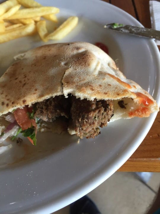 Schmackhaftes Fleischbrötchen in der Poolbar JAZ Aquamarine Resort