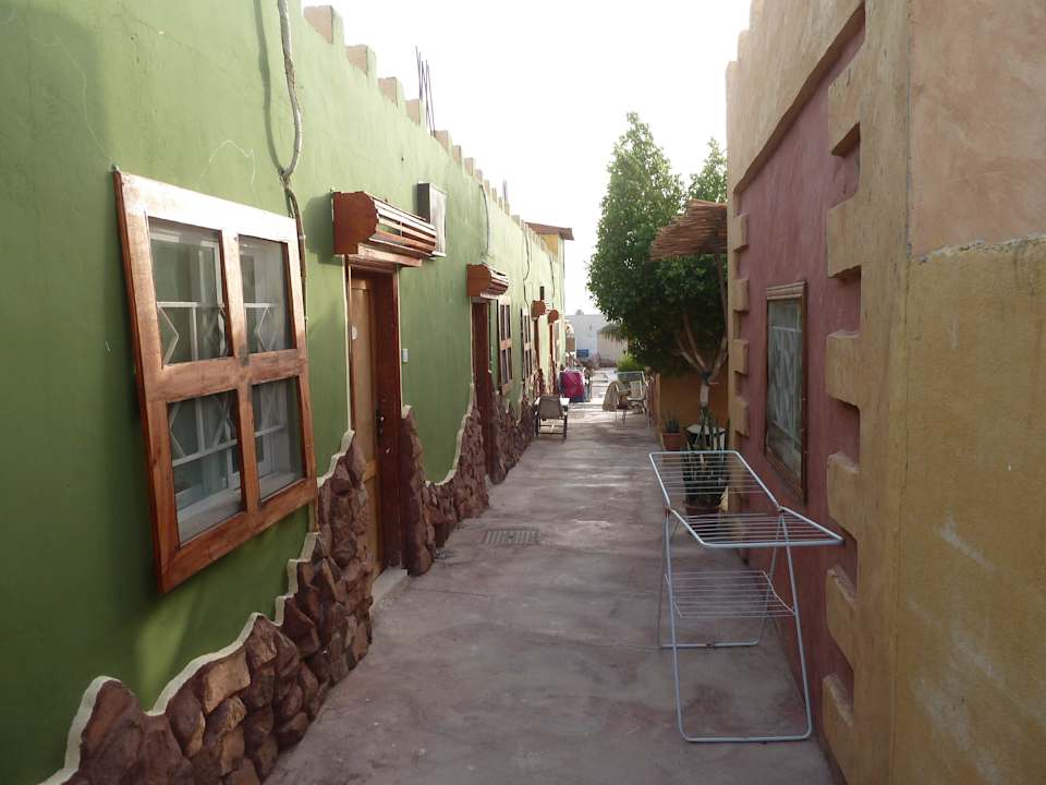 Gang zwischen den Wohneinheiten Hotel Bedouin Moon Village