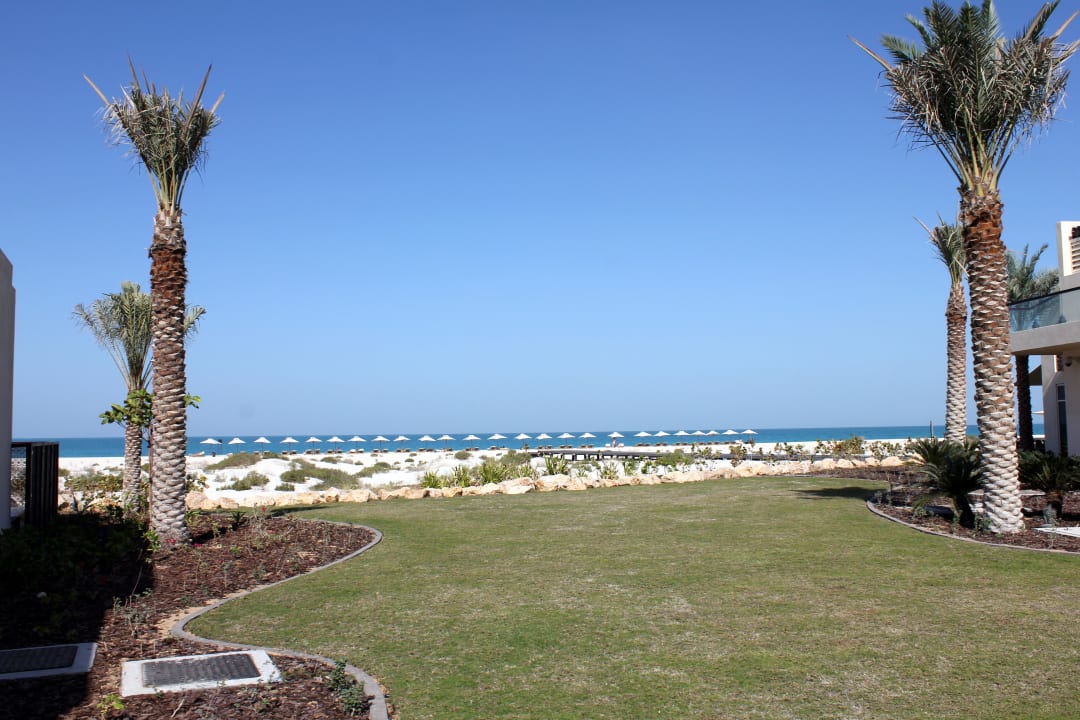 Blick auf Hotelstrand vom Pool aus Park Hyatt Abu Dhabi Hotel and Villas