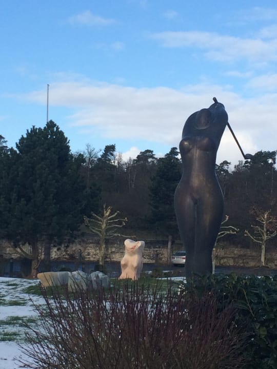Golferinnenskulptur mit Haribo-Bär Hotel Klostergut Jakobsberg