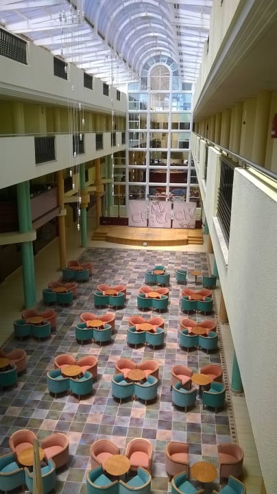 Lobby vo hinten gesehen,Eingänge zu den Zimmern SBH Crystal Beach Hotel & Suites