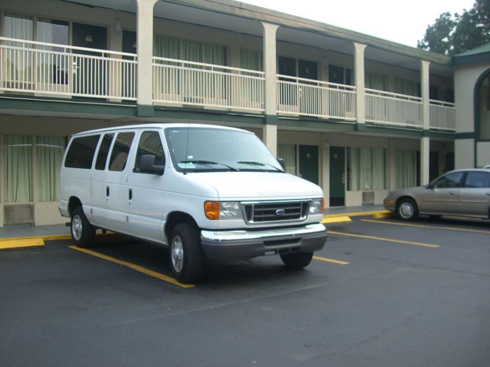 Parkplatz mit angrenzemden Zimmern Days Inn by Wyndham Richmond Hill/Savannah