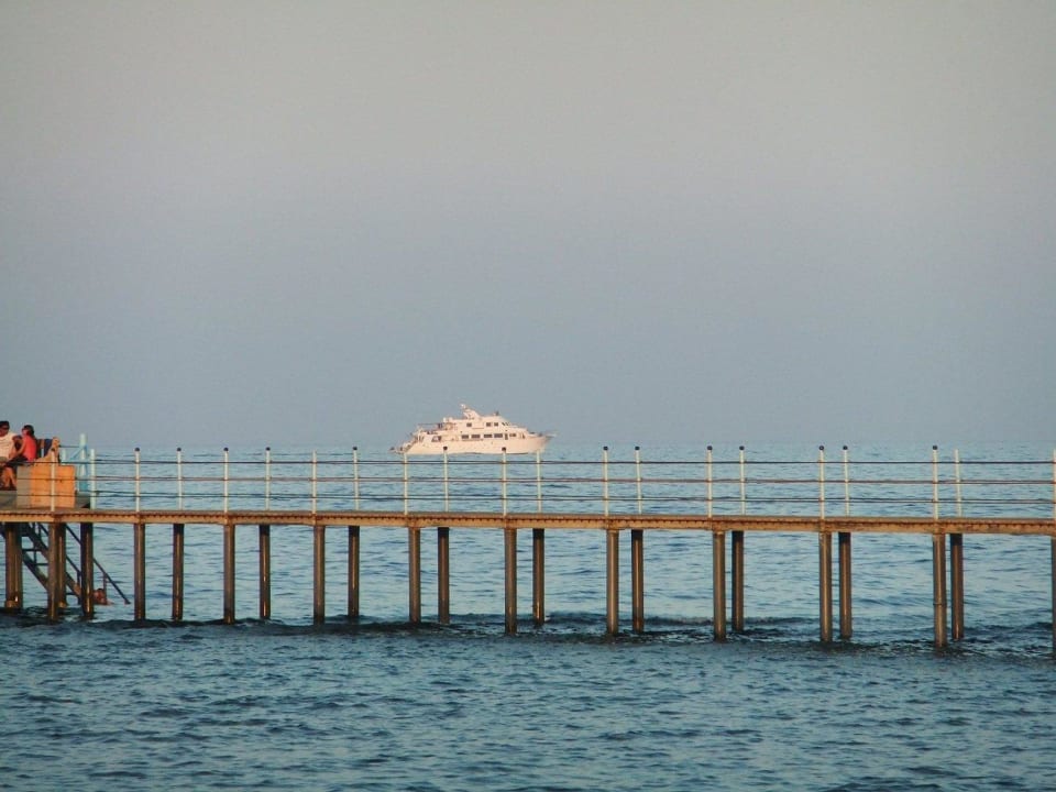 Steg mit supernetten Lifeguard Melat Three Corners Happy Life Beach Resort