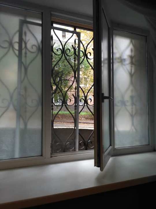 Okno z widokiem na chodnik i ulicę Hotel Bogdanov Yar