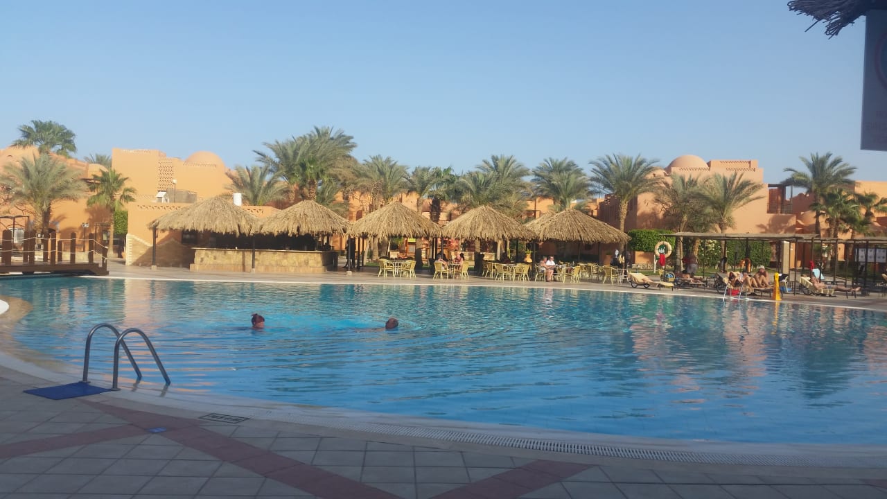 Im Hintergrund die Poolbar  Jaz Makadi Oasis Resort