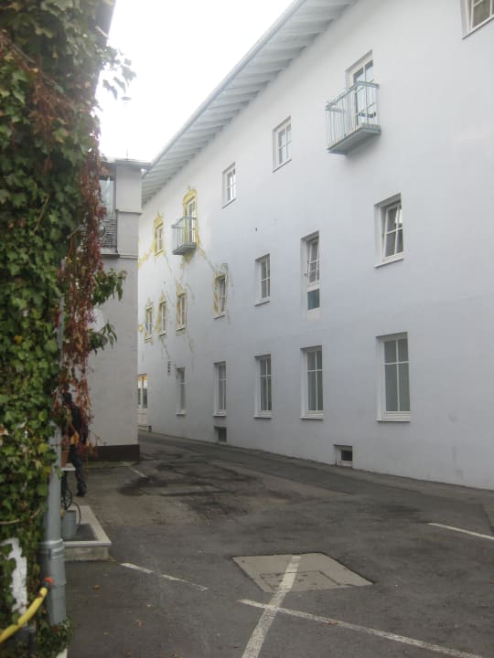 Zufahrt von der Straße zum Parkplatz Hotel Das Beck