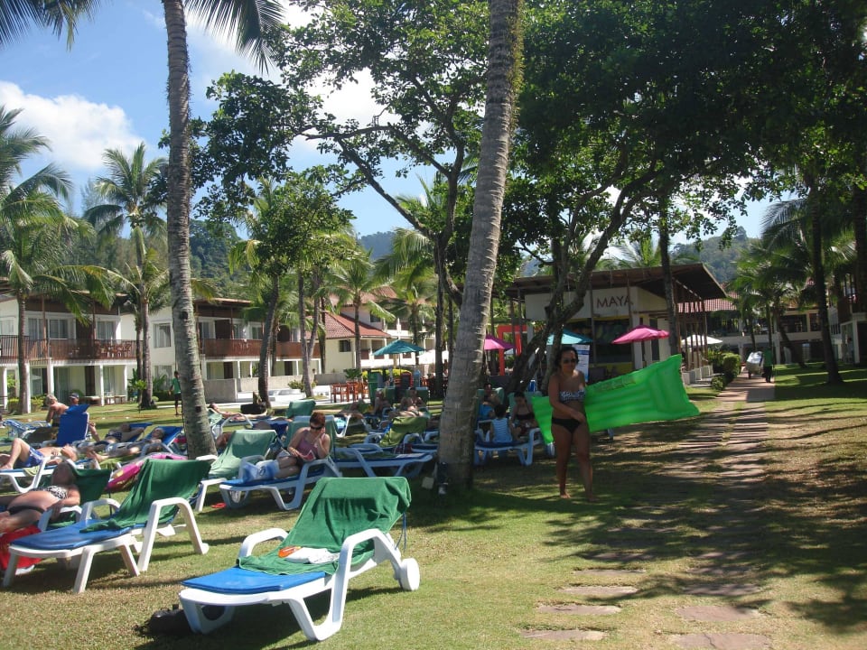 Liegen im Bereich des Beaches The Briza Beach Resort Khaolak