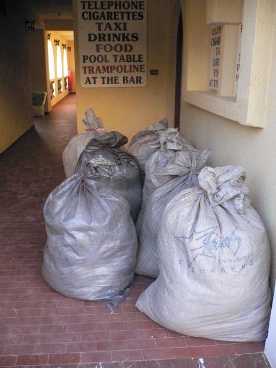 Wäschesäcke vor der Tür allsun Hotel Carolina Mare