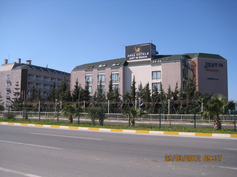 Das Hotel von der Strassenseite Aska Hotel Just in Beach