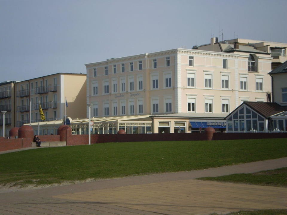 Das Hotel von der Strandpromenade aus Strandhotel Georgshöhe