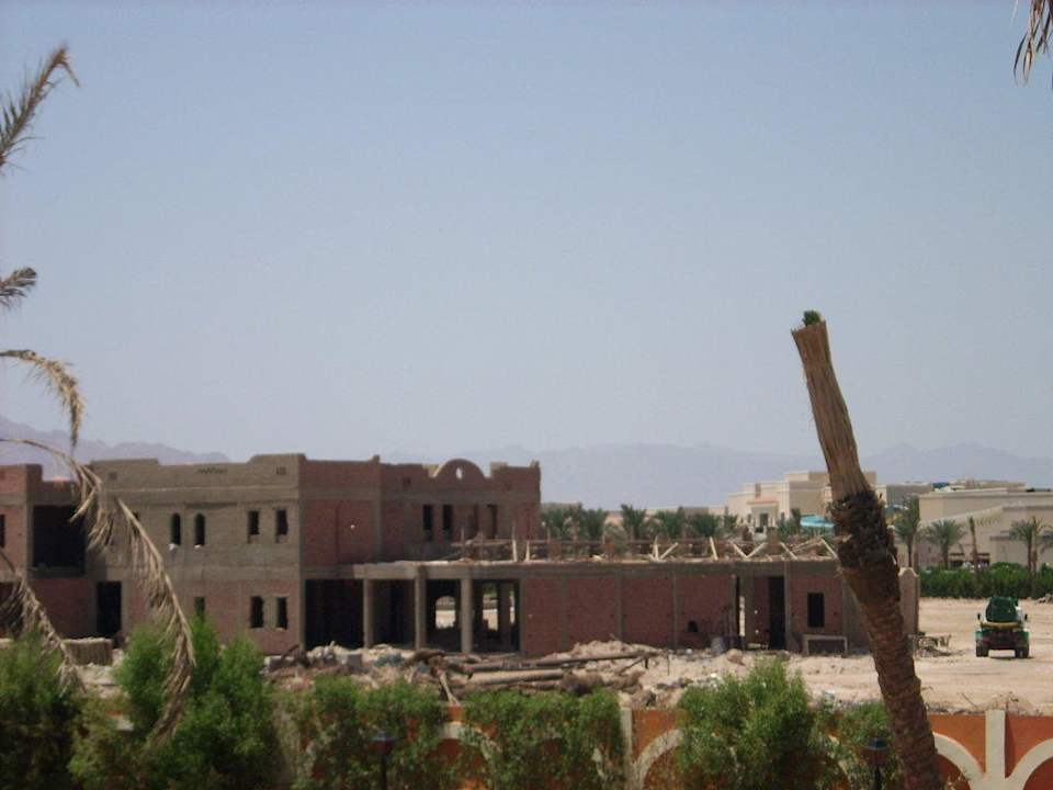 Baustelle nach Haupttor! Regency Plaza Aqua Park & Spa