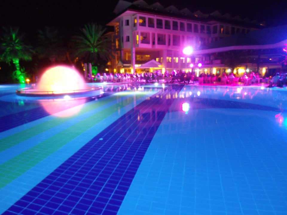 Schön beleuchtetr Pool Le Jardin Resort