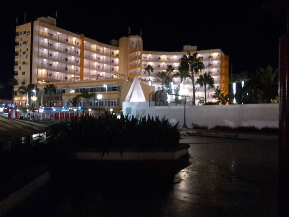 Außenansicht bei Nacht Maritim Playa