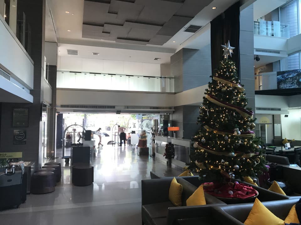 Lobby Hilton Garden Inn Bangkok Silom