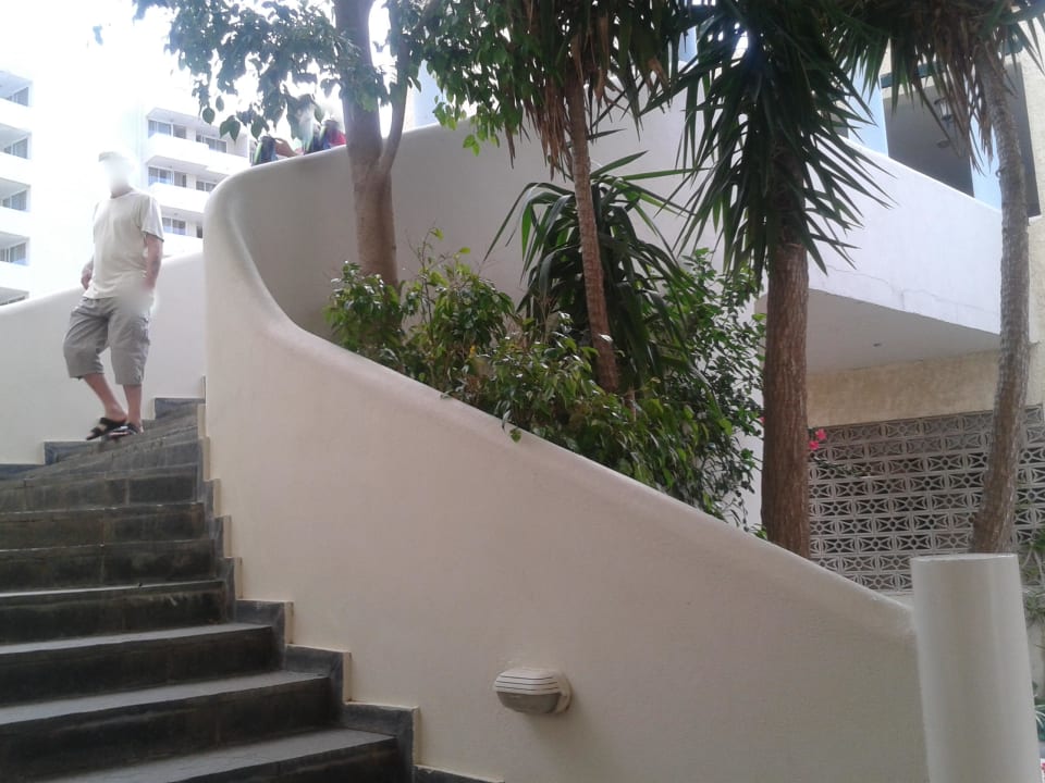Treppenaufgang direkt am Hotel zum Shoppingcenter Olympos Beach Hotel