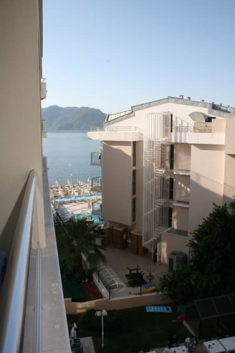 Seitenblick vom Balkon Kayamaris Hotel