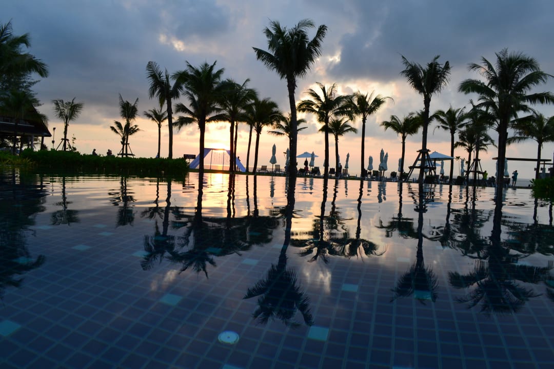 Pool am Abend The Sands Khao Lak by Katathani