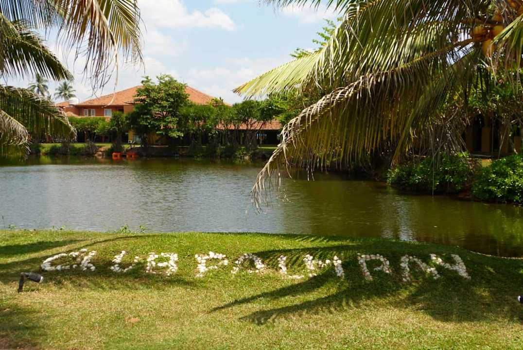 Spacerkiem po terenie hotelowego parku Club Palm Bay