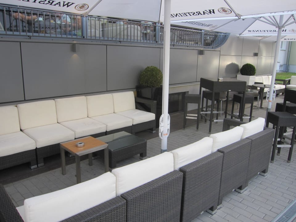 Die Lounge-Ecke, Efes schmeckt... TITANIC Comfort Berlin Mitte