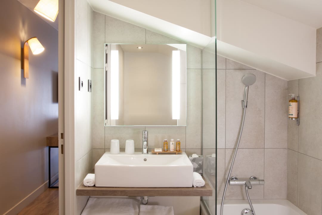 Chambre mansardée - salle de bain Hôtel l'Héliopic Sweet & Spa