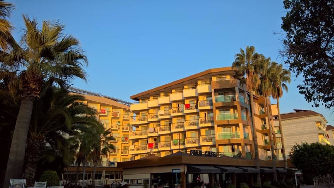 Perspektive auf Block A und B bei Snnenuntergang Riviera Hotel & Spa