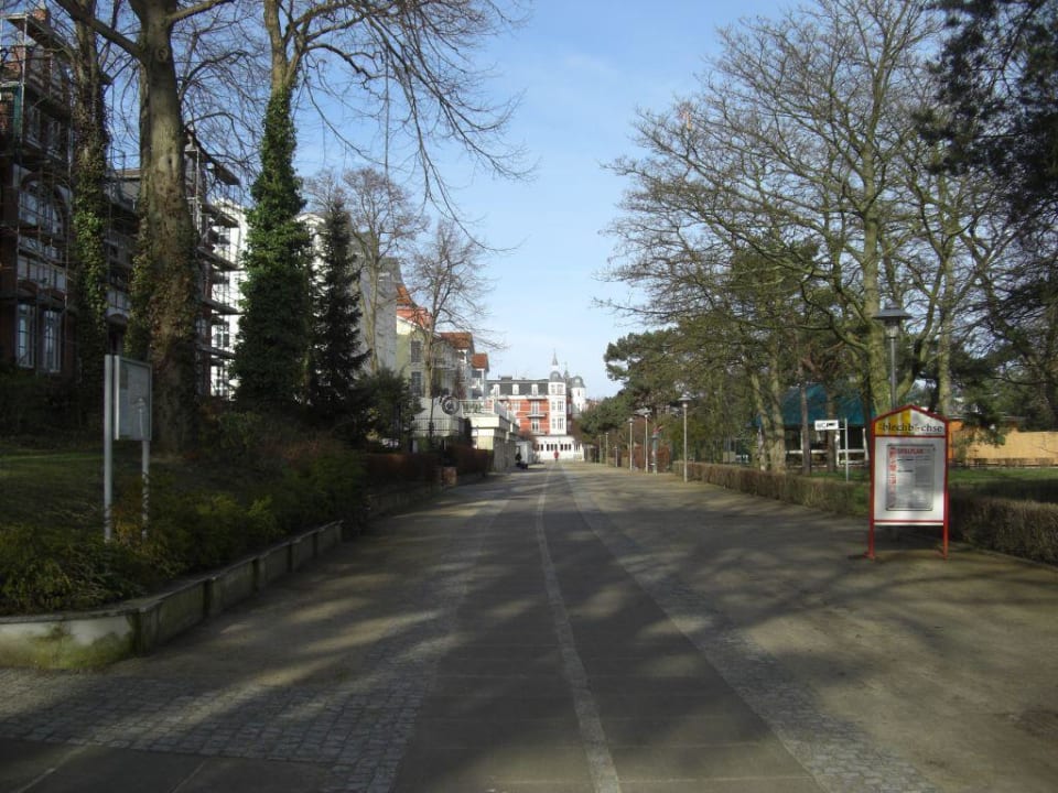 Strandpromenade vor dem Hotel Aparthotel Seeschlösschen