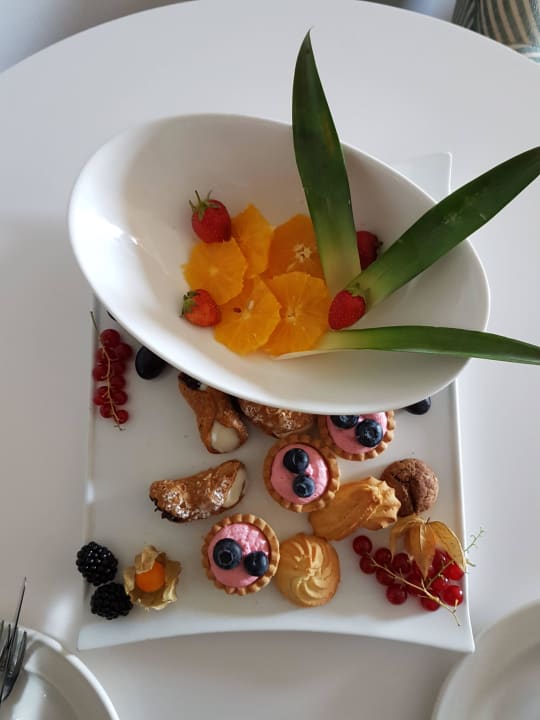 Empfangskorb mit Obst und Gebäck Hotel Calypso