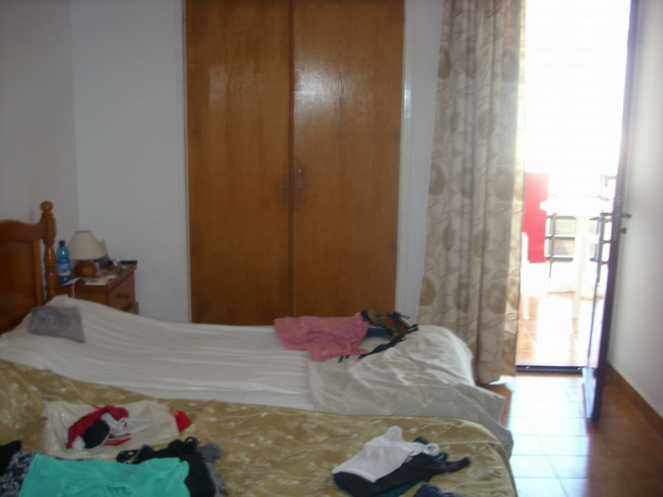 Schlafzimmer mit Tür auf den Balkon Don Quijote Apartment