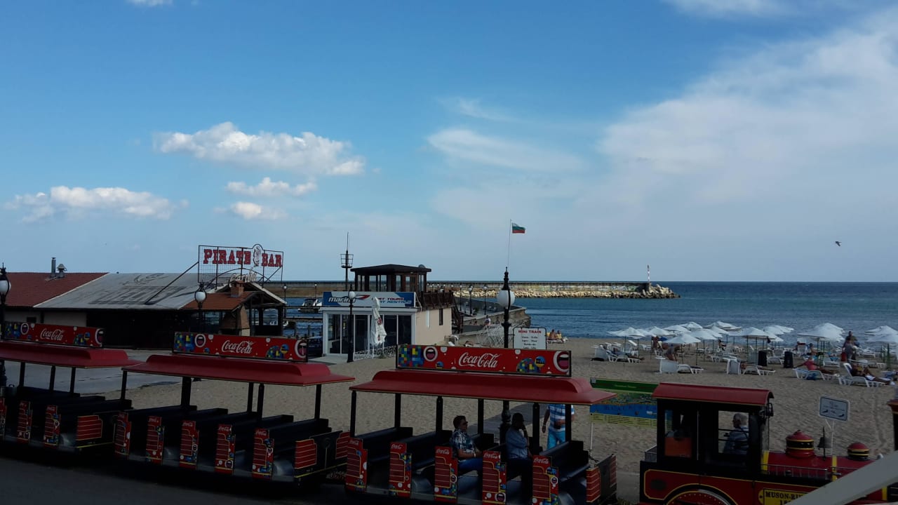 Blick vom Pool auf Strand und "Bimmelbahn" Hotel Glarus