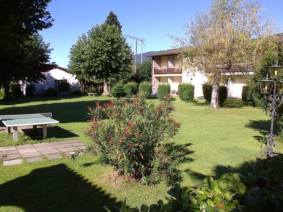Liegewiese und PingPong-Tisch Hotel Albergo Mimosa