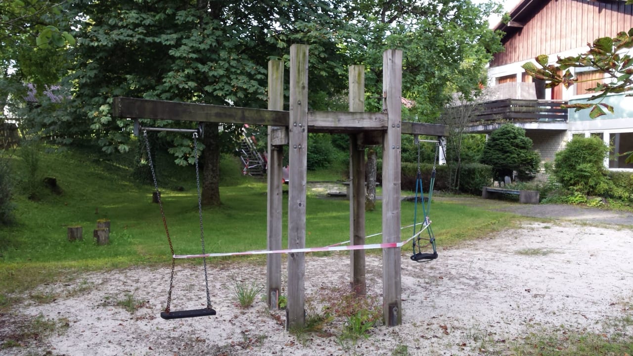 Abgesperrter Spielplatz  Chiemgau Resort Siegsdorf