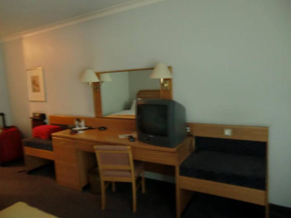 Fernseh-/Schreibtisch Leonardo Hotel Düsseldorf Airport - Ratingen