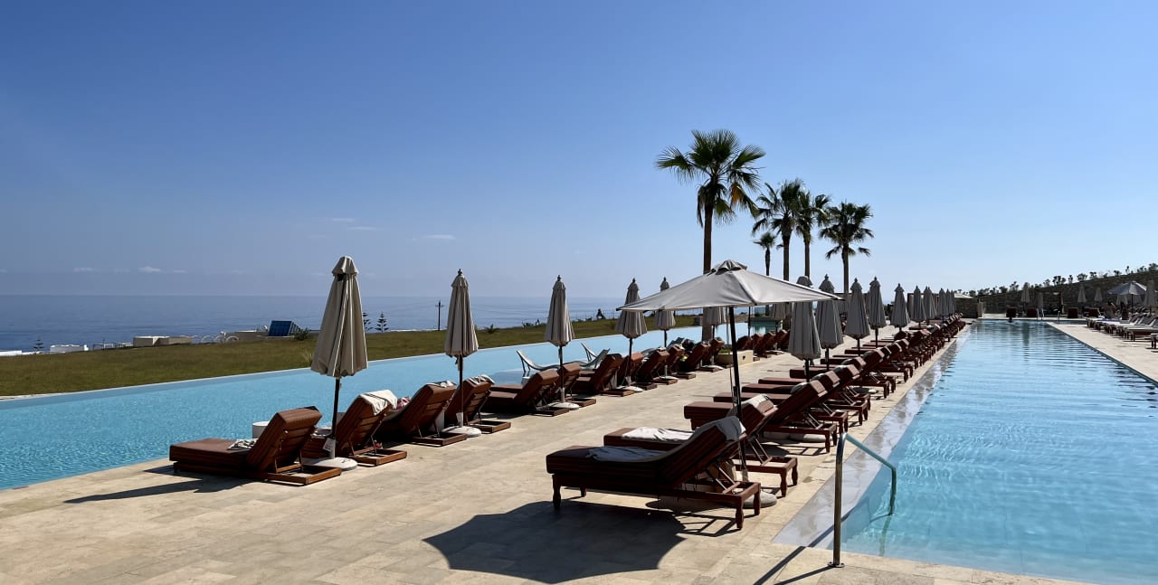 Pool The Royal Senses Resort, Curio Collection by Hilton