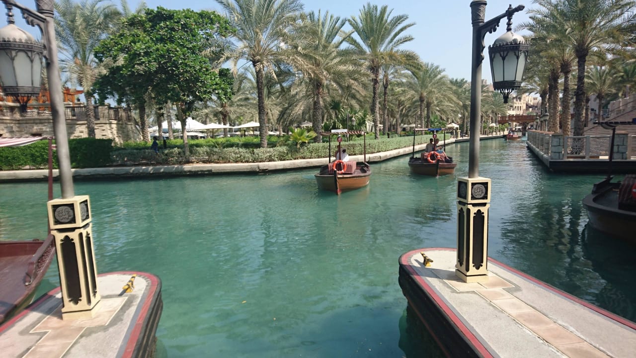 Wasserkanäle mit Abras Jumeirah Dar Al Masyaf