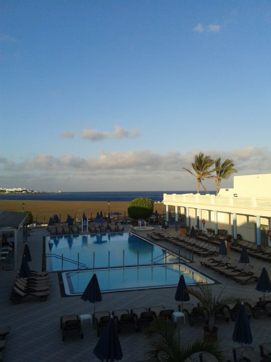Abendsonne über Pool und Meer Hotel Las Costas