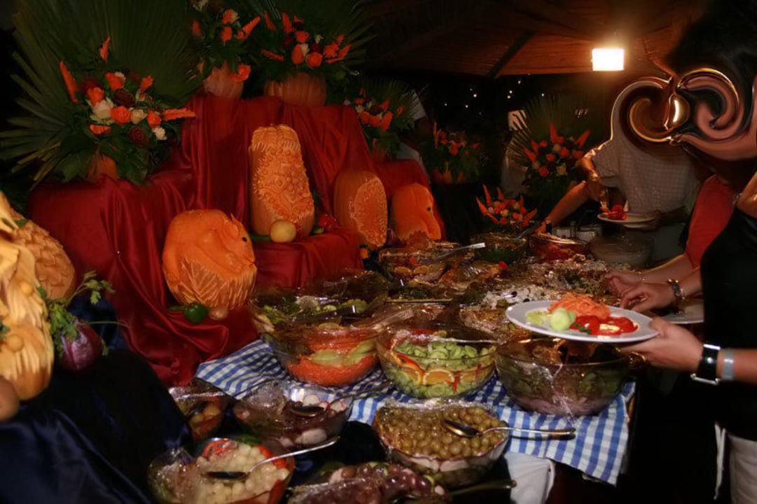 Salatbüffet beim Barbeque Fort Arabesque Resort, Spa & Villas